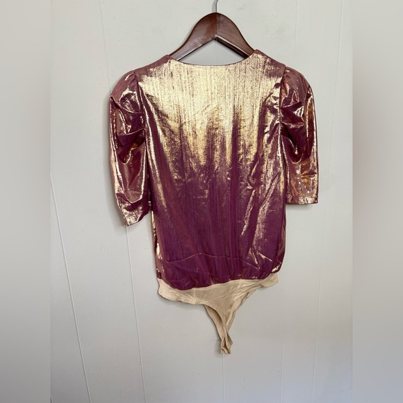 Wayf Emmi metallic purple gold puff sleeve shimmer bodysuit v neck size XS new - Picture 8 of 10